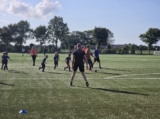 Laatste training S.K.N.W.K. JO8-1 (partijtje tegen de ouders) van maandag 2 juni 2025 (67/123)